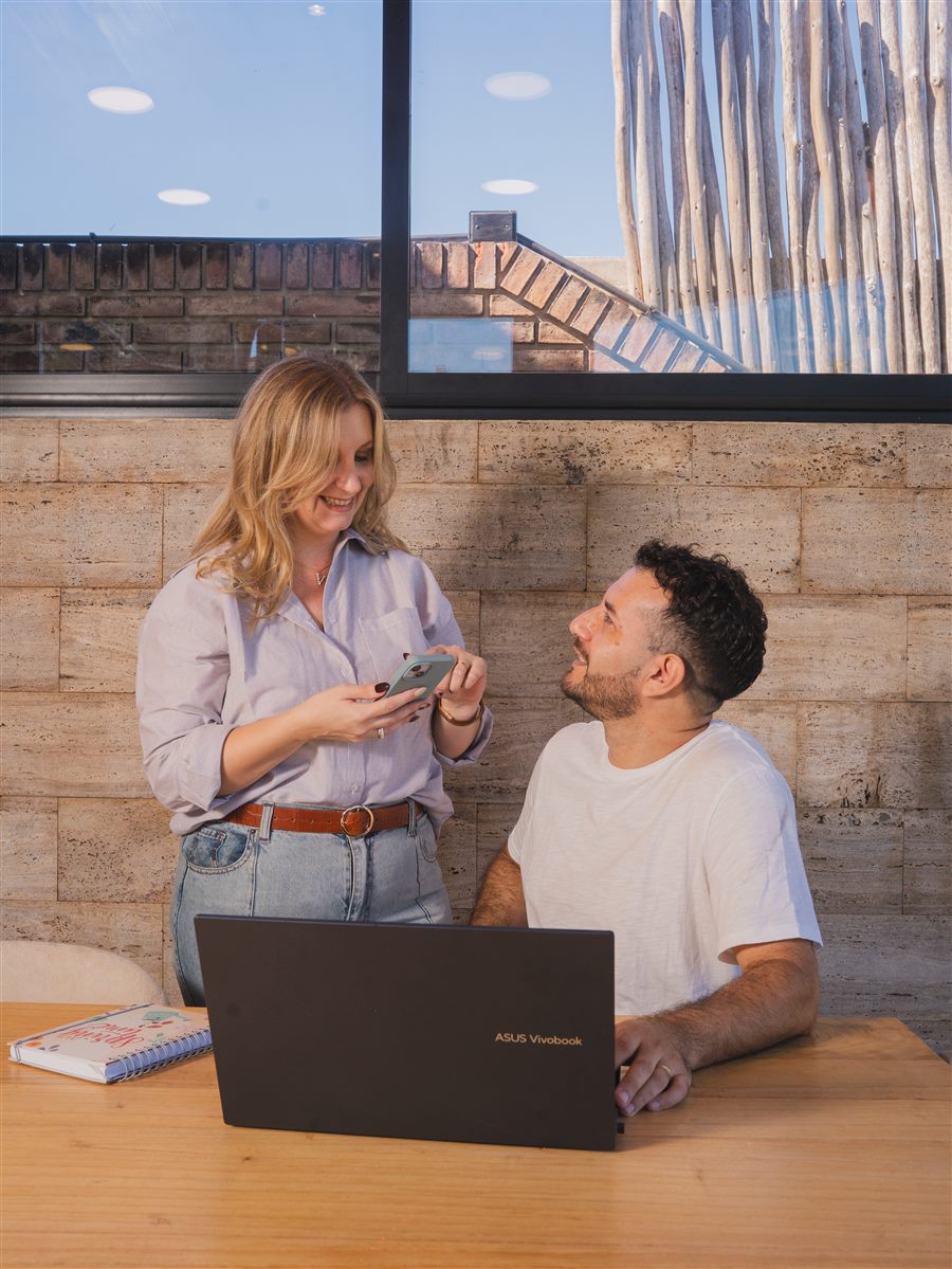 Vanesa Brombin y Julián trabajando en la estrategia de un cliente